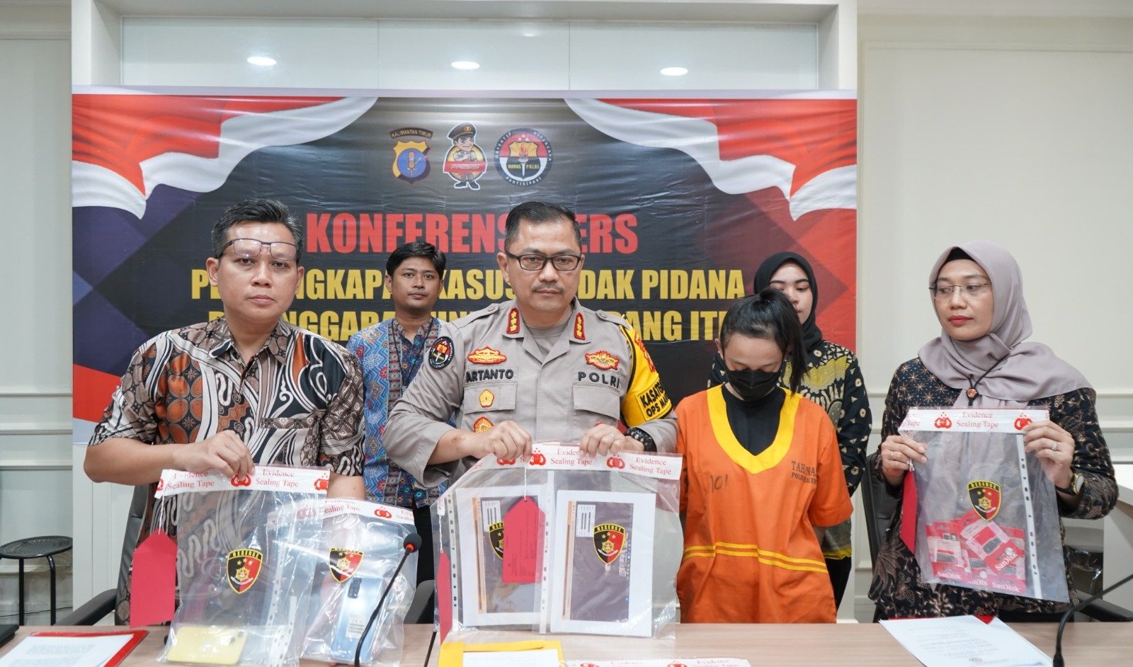 Konferensi pers pengungkapan tindak pidana pelanggaran Undang-Undang ITE dan pornografi, di Kantor Polda Kaltim, Jumat (8/3/2024). Foto: HO/Humas Polda Kaltim