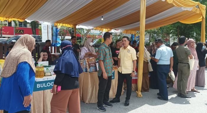 Anggota DPRD Kota Balikpapan Dapil Balikpapan Barat, Alwi Al Qadri saat meninjau stand pasar murah, di Halaman Parkir Pasar Inpres, pada hari Senin (26/3/2024). Foto: BorneoFlash/Niken Sulastri