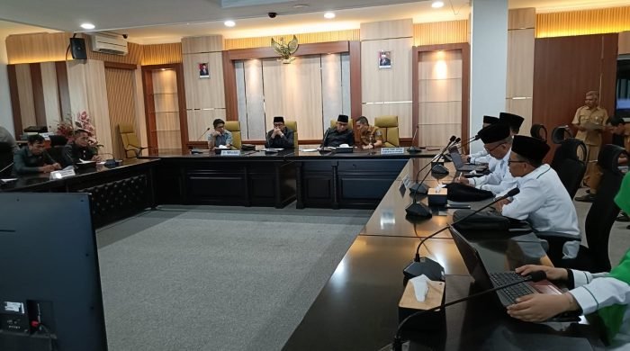 DPRD Kabupaten Paser lakukan Rapat Dengar Pendapat (RDP) dengan DLH, Dinas PUTR, dan Dinas PKPP di Ruang Rapat Bappekat, Sekretariat DPRD Paser, Selasa (19/3/2024). Foto: HO/DPRD Paser
