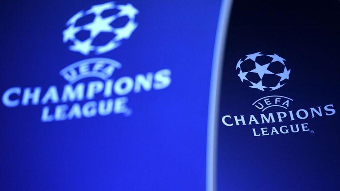 Drawing babak perempat final Liga Champions 2023/2024, bola undian diambil oleh eks gelandang Chelsea, John Obi Mikel, di markas UEFA di Nyon, Swiss, Jumat (15/3/2024) waktu setempat. Foto: IST/Getty Images/David Ramos
