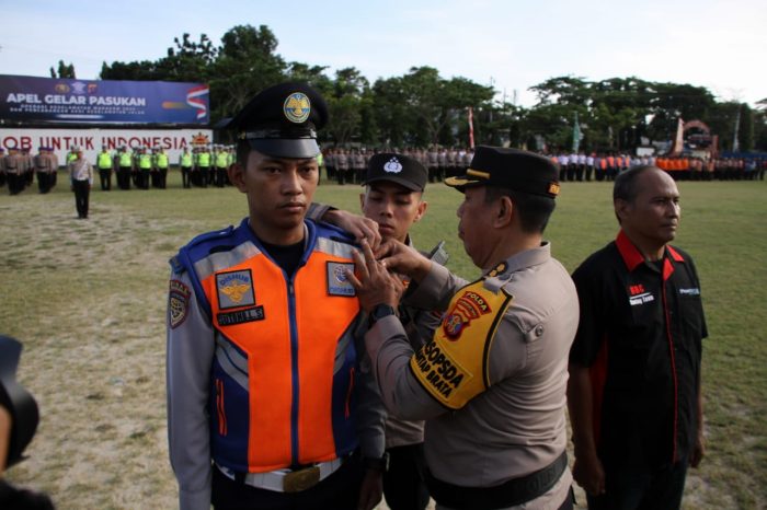 Irwasda Polda Kaltim, Kombes Pol Zulkifli Saat Penyematan Tanda Pita yang dilakukan pimpinan upacara menandakan bahwa Operasi Keselamatan Mahakam Tahun 2024. Foto: BorneoFlash/Niken Sulastri