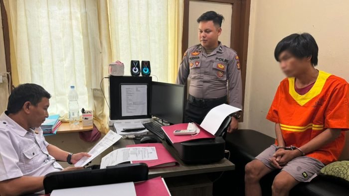 JM (37) diamankan Polisi dengan barang bukti narkoba jenis sabu di Jalan Sultan Hasanuddin, Kelurahan Baru Ulu, Balikpapan Barat. Foto: HO/Humas Polda Kaltim