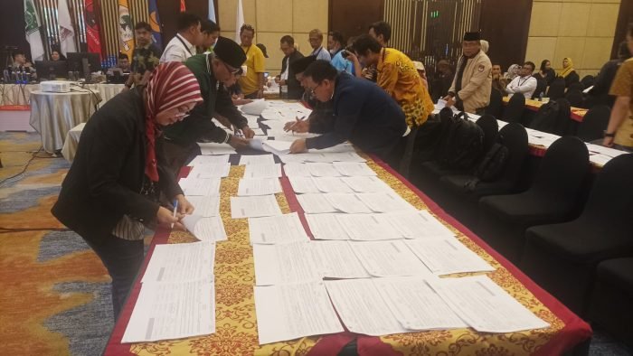 KPU Kota Balikpapan laksanakan rapat pleno rekapitulasi hasil perolehan suara di tingkat Kota Balikpapan, dalam Pemilihan Umum (Pemilu) Tahun 2024, di Ballroom Novotel Hotel Balikpapan, pada hari Senin (4/3/2024). Foto: BorneoFlash/Niken Sulastri