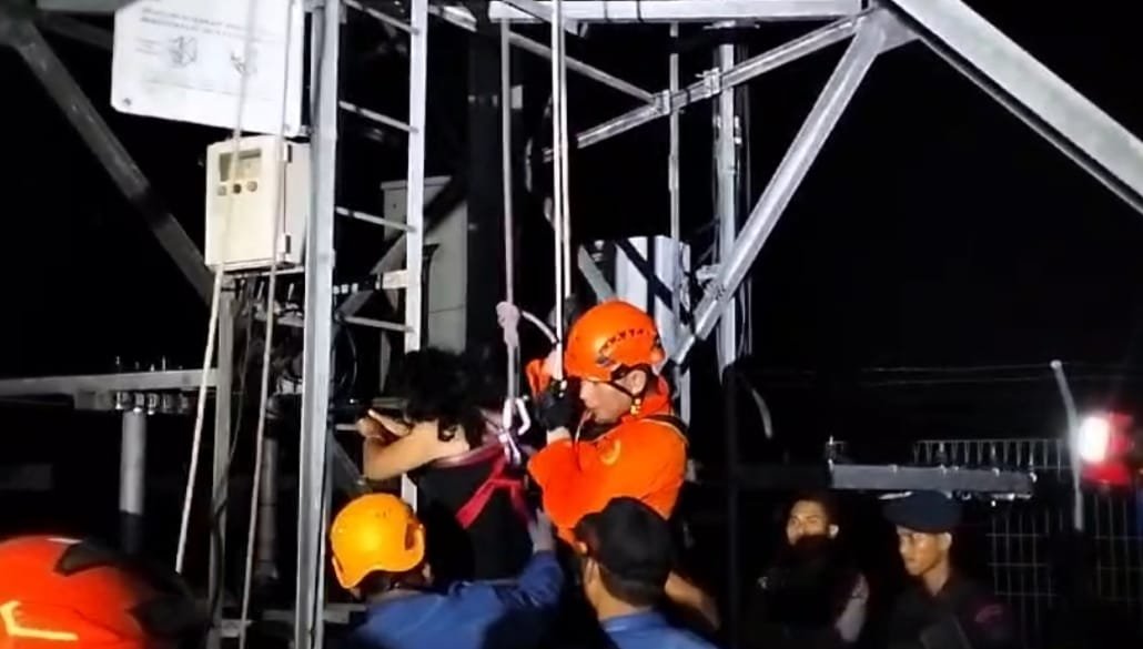 Kantor Pencarian dan Pertolongan Kelas A Balikpapan (Basarnas wilayah Kaltim) menyelamatkan warga Kota Balikpapan dari atas menara di Jalan Sumber Rejo II, Balikpapan Tengah, Jumat (15/3/2024) dini hari. Foto: BorneoFlash.com/Ist