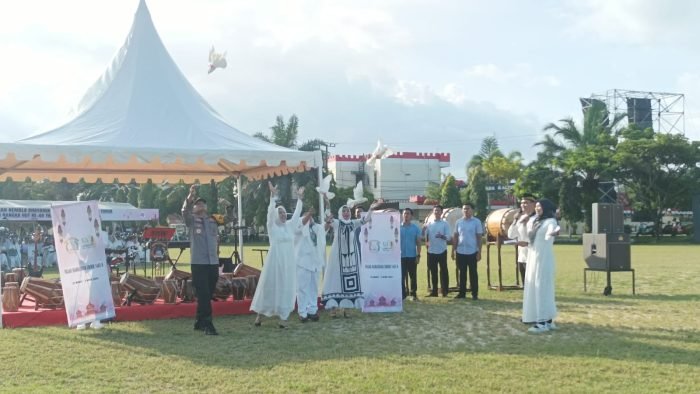 Ketua Bhayangkari Daerah Kaltim, Dewi Nanang Avianto dan Kapolda Kaltim, Irjen Pol Drs Nanang Avianto, M.Si, saat membuka kegiatan dengan pelepasan burung merpati, di Lapangan M. Jasin Satbrimob Polda Kaltim, pada hari Selasa (26/3/2024). Foto: BorneoFlash/Niken Sulastri