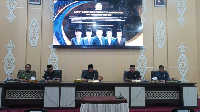 Ketua DPRD Kota Balikpapan, H Abdulloh dan Para Wakil Ketua DPRD bersama Wali Kota Balikpapan, H Rahmad Mas'ud saat Rapat paripurna yang berlangsung di Ruang Rapat Paripurna DPRD Kota Balikpapan,  pada hari Senin (25/3/2024). Foto: BorneoFlas/Niken Sulastri
