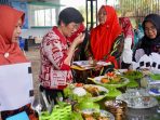 Ketua TP PKK PPU, Linda Romauli Siregar saat mencicipi masakan dari peserta Lomba Masak Serba Ikan tingkat Kabupaten PPU, Selasa (5/3/2024). Foto: IST/DiskominfoPPU