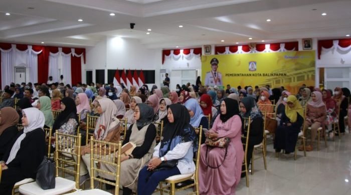 Pegawai di lingkungan Pemkot Balikpapan mengikuti pengajian Gabungan Amaliah Ramadan 1445 Hijriah di Aula Balai Kota Balikpapan, pada hari Jumat (15/3/2024). Foto: BorneoFlash/Niken Sulastri