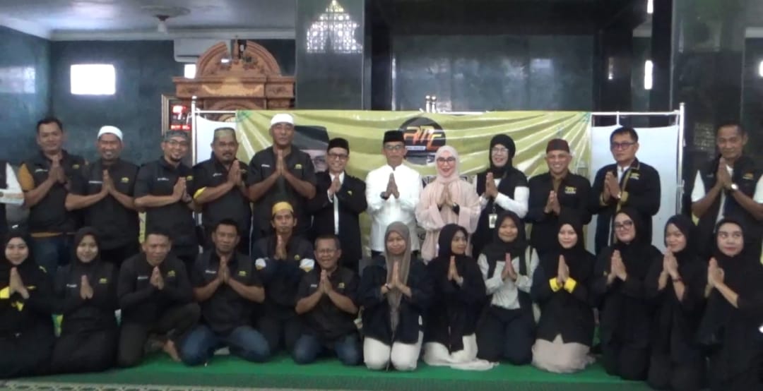 Pembina Yayasan RMC H. Rahmad Mas’ud, S.E.,M.E., didampingi Istri Hj Nurlena Rahmad Mas’ud, S.H., Bersama Pengurus Yayasan Rahmad Mas’ud Center (RMC) Usai Pembagian zakat mal kepada warga, di Masjid Al Falah Sepinggan, Kelurahan Sepinggan, Balikpapan Selatan, Senin (25/3/2024). Foto: BorneoFlash/Niken Sulastri