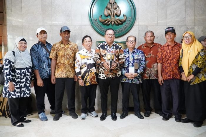 Pemkab PPU kembali menerima penghargaan Adipura oleh Menteri LHK RI, yang digelar di Gedung Manggala Wanabakti KLHK Jakarta, Selasa (5/3/2024) siang. Foto: IST/DiskominfoPPU