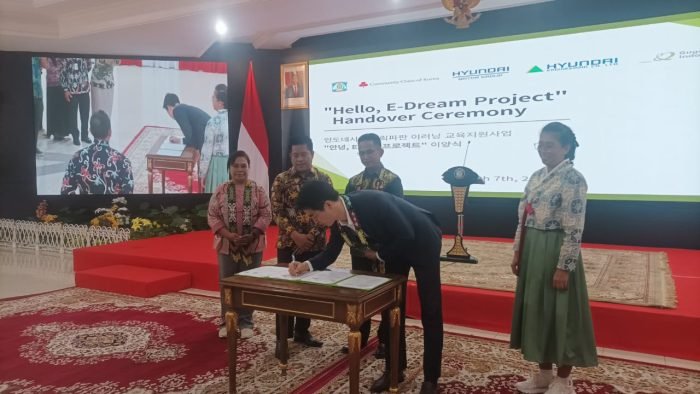 Penandatanganan berita acara Serah Terima Hello, E-Dream Project oleh Senior Manager Corporate Sustainability Management Team Hyundai Engineering Co., Ltd, Mr. Kim Min Seok, di Aula Balai Kota Balikpapan, pada hari Kamis (7/3/2024). Foto: BorneoFlash/Niken Sulastri