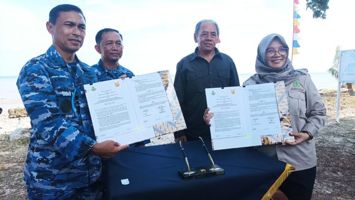 Penandatanganan kerja sama dilakukan secara langsung oleh Sekretaris BRGM, Ayu Dewi Utari dengan Aspotdirga, Marsekal Muda TNI Adi Wijaya. Foto: BorneoFlash/Niken Sulastri