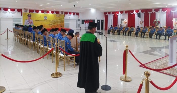 Pengambilan sumpah dan pelantikan pimpinan tinggi pratama Pemkot Balikpapan berlangsung di Aula Balai Kota Balikpapan, pada hari Senin (18/3/2024). Foto: BorneoFlash/Niken Sulastri