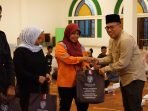 Penjabat Bupati Penajam Paser Utara (PPU) Makmur Marbun memberikan bingkisan saat menggelar sahur bareng di aula Masjid Agung Penajam, Jumat (15/3/2024). Foto: IST/DiskominfoPPU