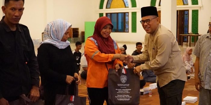 Penjabat Bupati Penajam Paser Utara (PPU) Makmur Marbun memberikan bingkisan saat menggelar sahur bareng di aula Masjid Agung Penajam, Jumat (15/3/2024). Foto: IST/DiskominfoPPU