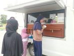 Penukaran uang kartal pada pembukaan Pasar Ramadan Drive Thru 1445 Hijriah di Masjid Madinatul Iman Balikpapan Islamic Center, pada hari Jumat (15/3/2024). Foto: BorneoFlash/Niken Sulastri
