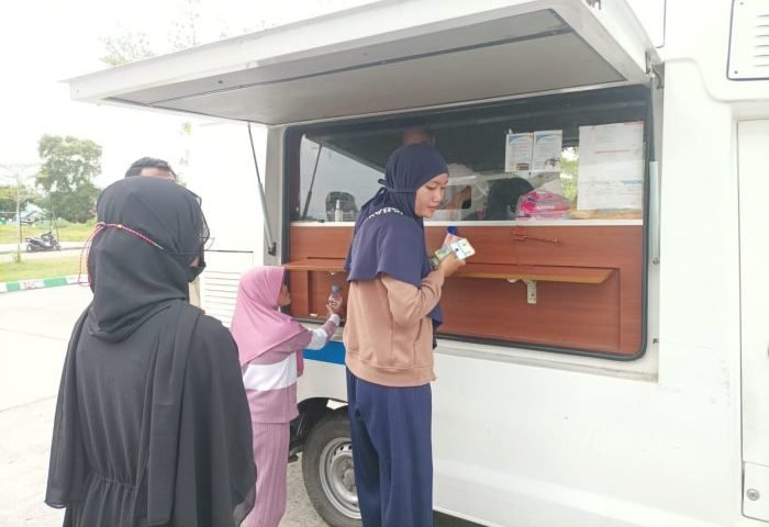 Penukaran uang kartal pada pembukaan Pasar Ramadan Drive Thru 1445 Hijriah di Masjid Madinatul Iman Balikpapan Islamic Center, pada hari Jumat (15/3/2024). Foto: BorneoFlash/Niken Sulastri