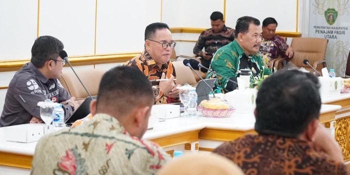 Pj Bupati Makmur Marbun saat membuka Focus Group Discussion (FGD) Forum Koordinasi Inovasi Daerah dan Sosialisasi Lomba Inovasi Daerah se-Kabupaten PPU di Lingkungan Pemkab PPU, Kamis (7/3/2024). Foto: IST/DiskominfoPPU