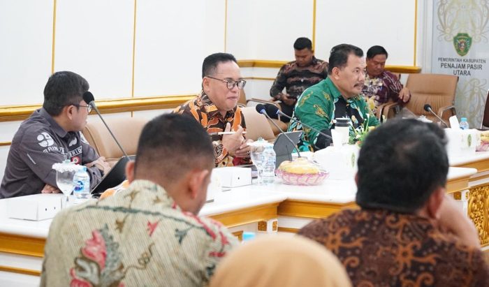 Pj Bupati Makmur Marbun saat membuka Focus Group Discussion (FGD) Forum Koordinasi Inovasi Daerah dan Sosialisasi Lomba Inovasi Daerah se-Kabupaten PPU di Lingkungan Pemkab PPU, Kamis (7/3/2024). Foto: IST/DiskominfoPPU