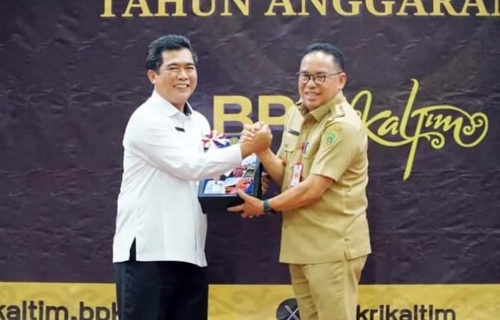 Pj Bupati PPU Makmur Marbun (kanan), menyerahkan Laporan Keuangan Pemerintah Daerah kepada Kepala BPK RI Perwakilan Kaltim Agus Priyono, pada Kamis (4/3/2024). Foto:IST/DiskominfoPPU