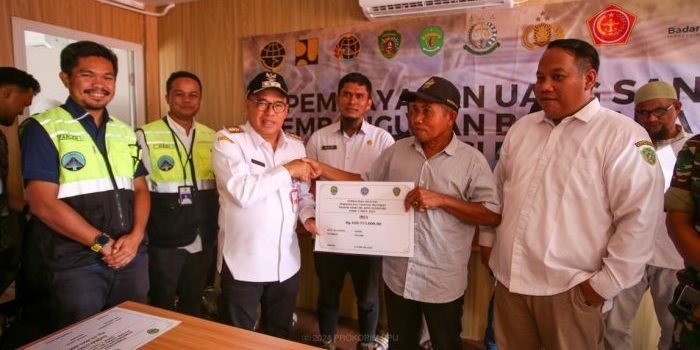 Pj Bupati PPU Kembali Serahkan Ganti Rugi Lahan kepada Warga Yang Terdampak Pembangunan Bandara VVIP IKN