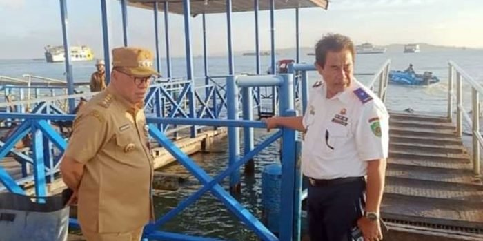 Pj Bupati PPU Makmur Marbun meninjau pelabuhan speedboat Penajam didampingi Kepala Dinas Perhubungan, Alimuddin pada Selasa (26/3/2024). Foto: IST/DiskominfoPPU