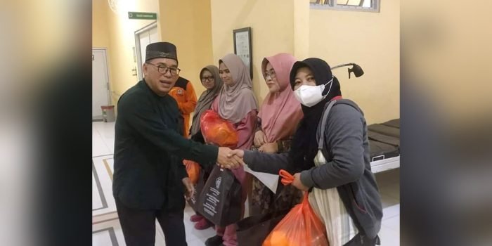 Pj Bupati PPU Makmur Marbun saat kunjungan pelayanan kesehatan di Puskesmas Waru dan Petung, Selasa, 26 Maret 2024. Foto: IST/DiskominfoPPU