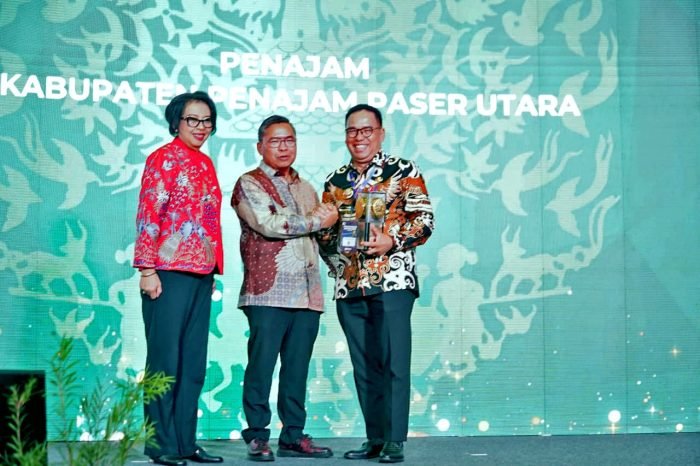 Pj Bupati PPU Makmur Marbun saat menerima Penghargaan Adipura 2023 di Jakarta, Selasa (5/3/2024) siang. Foto: IST/DiskominfoPPU