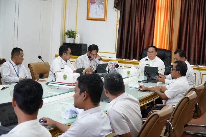 Pj Bupati Penajam Paser Utara (PPU) Makmur Marbun saat memimpin rapat membahas persiapan evaluasi oleh Kemendagri. Foto: IST/DiskominfoPPU
