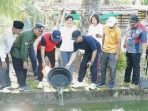 Pj Bupati Penajam Paser Utara (PPU) Makmur Marbun saat meninjau kegiatan kelompok budidaya ikan air tawar di Desa Sebakung Jaya. Foto: IST/Diskominfo PPU