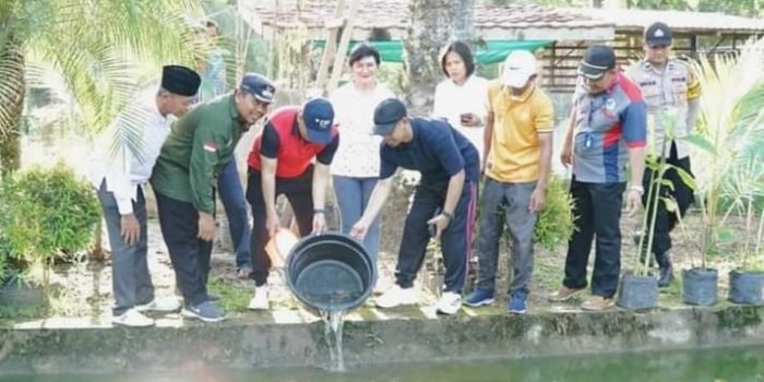 Pj Bupati Penajam Paser Utara (PPU) Makmur Marbun saat meninjau kegiatan kelompok budidaya ikan air tawar di Desa Sebakung Jaya. Foto: IST/Diskominfo PPU