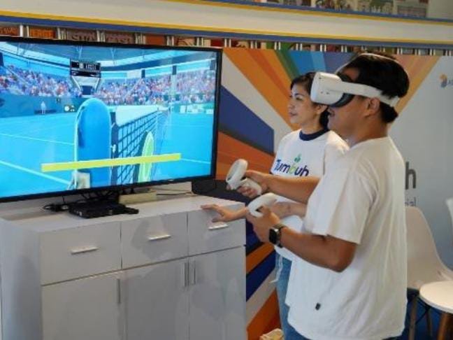 Potret salah seorang pengunjung saat tengah memainkan Game Virtual Reality (VR) di pop up booth yang berlangsung pada 23-24 Maret 2024, berlokasi di Pentacity Mall Balikpapan. Foto: BorneoFlash/Niken Sulastri