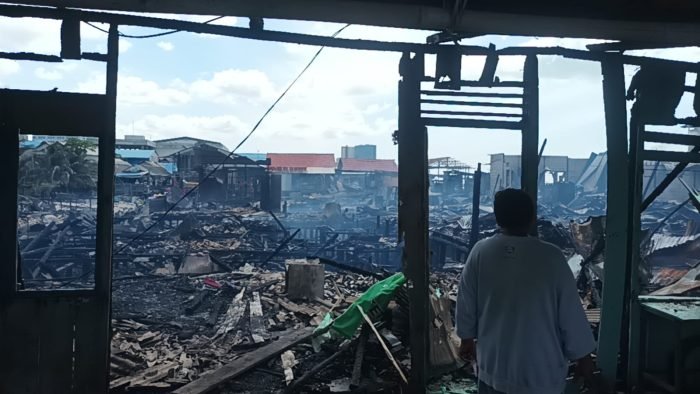 Sisa Puing Kebakaran di RT 9 Kelurahan Klandasan Ulu Kecamatan Balikpapan Kota, pada hari Senin (18/3/2024). Foto: BorneoFlash/Niken Sulastri
