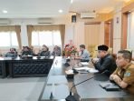 Rapat Dengar Pendapat (RDP) DPRD Kabupaten Paser bersama Baznas Paser dalam rangka sosialisasi dan koordinasi pengumpulan Zakat Penghasilan, Infaq dan Sedekah (ZIS) di Ruang Bapekat, Sekretariat DPRD Paser, Senin (18/3/2024). Foto: IST/ DPRD Paser