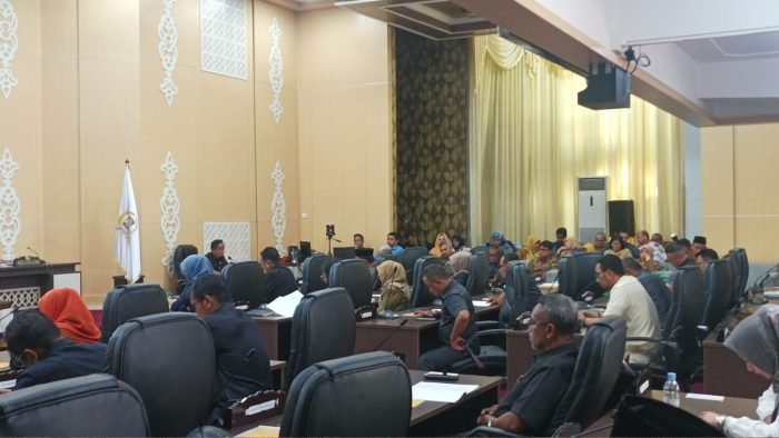 Rapat Paripurna DPRD Kota Balikpapan bersama Pemerintah Kota (Pemkot) Balikpapan, digelar di Ruang Rapat Paripurna DPRD Balikpapan, pada hari Senin (25/3/2024). Foto: BorneoFlas/Niken Sulastri