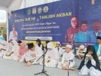 Santri mengikuti Khotmil Qur'an dan Tabligh Akbar Tahun 2024, di Masjid Madinatul Iman Islamic Center, pada hari Minggu (3/3/2024). Foto: BorneofFash/Niken Sulastri