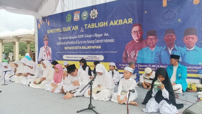 Santri mengikuti Khotmil Qur'an dan Tabligh Akbar Tahun 2024, di Masjid Madinatul Iman Islamic Center, pada hari Minggu (3/3/2024). Foto: BorneofFash/Niken Sulastri