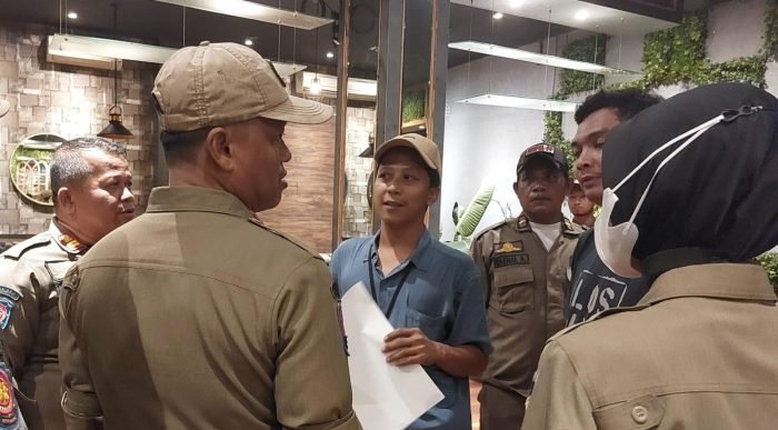 Satpol PP Balikpapan melakukan razia Tempat Hiburan Malam (THM). Foto: BorneoFlash/Niken Sulastri