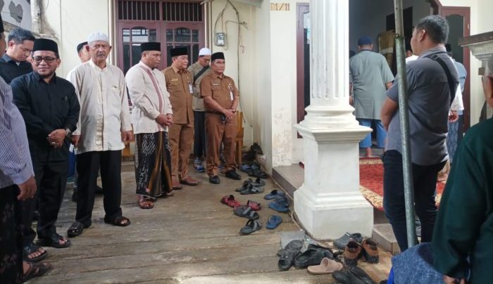 Sekda Kota Balikpapan H. Muhaimin saat takziah di kediaman almarhum di Perumahan Griya Kariangau Baru, pada hari Selasa (19/3/2024). Foto: BorneoFlash/Niken Sulastri