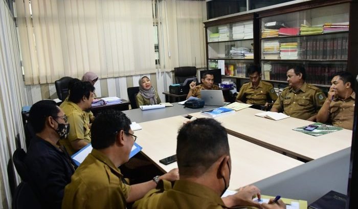 Sekretaris DPRD Paser, Muhammad Iskandar Zulkarnain melakukan pertemuan dengan Inspektorat Paser, membahas Monitoring Center for Prevention (MCP) atas Pokir Anggota DPRD Paser, di Sekretariat DPRD Paser pada Selasa,19 Maret 2024. Foto: IST/DPRD Paser