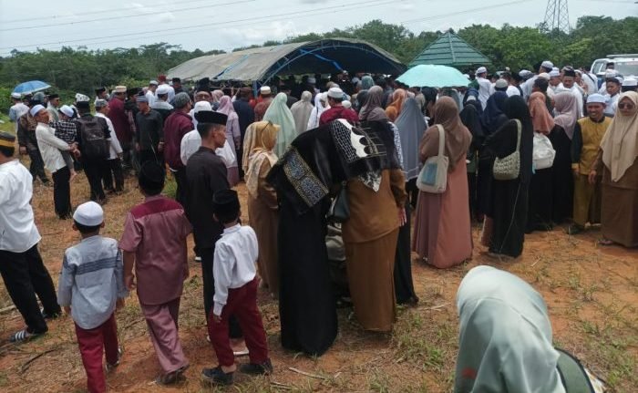 Suasana proses pemakaman almarhum H.M Izzat Sholihin di Taman Pemakaman Al Barzakh Pondok Pesantren Asy-Syifa, pada hari Selasa (19/3/2024). Foto: BorneoFlash/Niken Sulastri