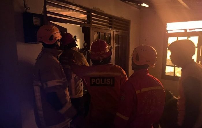 Tim Respons Bencana Polda Kaltim yang terdiri dari Batalyon A Pelopor Satbrimob dan tim Pammat Ditsamapta saat berada di lokasi dengan situasi api sudah sangat besar, Senin (18/3/2024). Foto:HO/ Humas Polda Kaltim