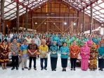Wabup Yohanes Avun menyambut Kunker Pj Ketua TP PKK Provinsi Kaltim Yulia Zubir Akmal beserta Rombongan, di Balai Adat Ujoh Bilang, Jumat (01/03/2024). Foto: IST/Prokopim Mahulu