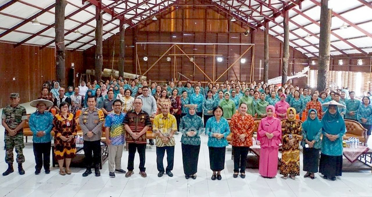 Wabup Yohanes Avun menyambut Kunker Pj Ketua TP PKK Provinsi Kaltim Yulia Zubir Akmal beserta Rombongan, di Balai Adat Ujoh Bilang, Jumat (01/03/2024). Foto: IST/Prokopim Mahulu