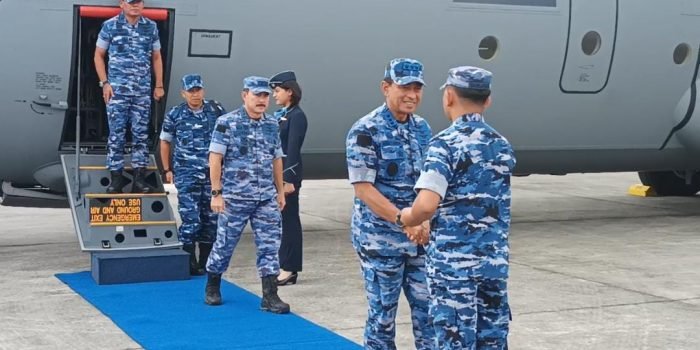 Wakil Kepala Staf Angkatan Udara (Wakasau), Marsdya TNI Andyawan Martono tiba di Base Ops Lanud Dhomber Kota Balikpapan, dengan menggunakan pesawat Hercules C-130 J-30/A-1344, pada hari Rabu (20/3/2024). Foto: BorneoFlash/Niken Sulastri