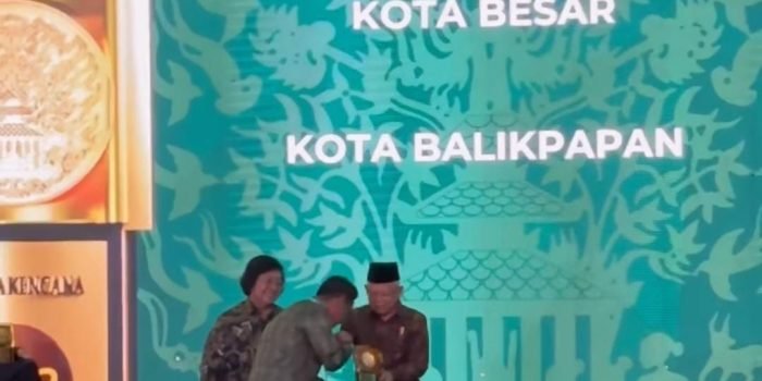Wakil Presiden RI Bersama Menteri LHK Serahkan Piala Adipura Kencana kepada Wali Kota Balikpapan 