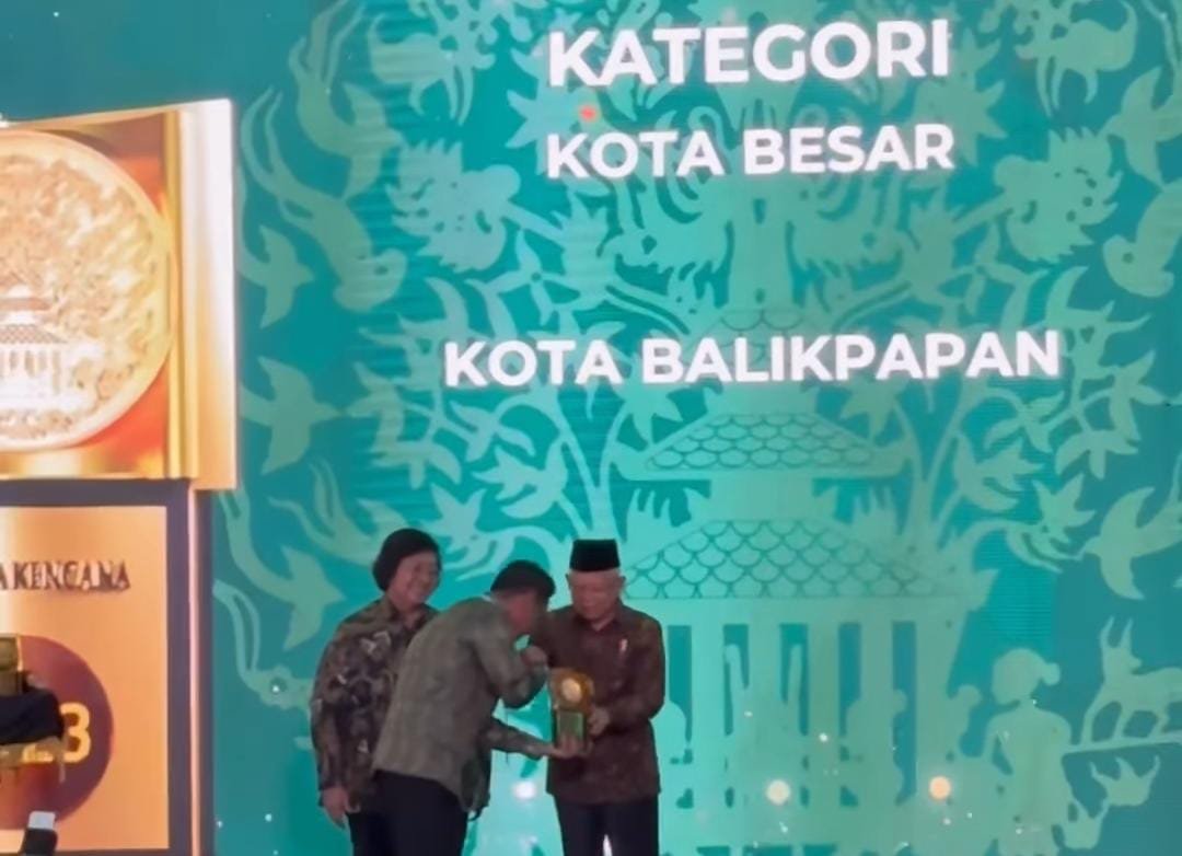 Wakil Presiden Republik Indonesia KH Ma'ruf Amin didampingi Menteri LHK, Siti Nurbaya Bakar menyerahkan langsung Penghargaan Adipura Kencana Tahun 2023, kepada Wali Kota Balikpapan H. Rahmad Mas’ud, di Auditorium Dr. Soedjarwo, Gedung Manggala Wanabakti, Jakarta, Selasa (5/3/2024). Foto: BorneoFlash/Ist