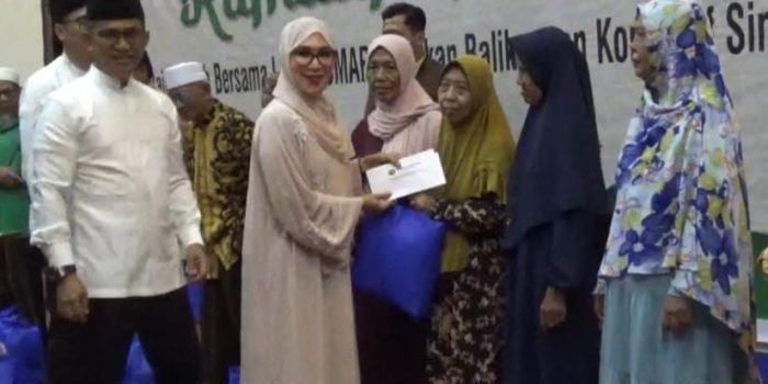 Wali Kota Balikpapan H Rahmad Mas’ud didampingi Ketua TP-PKK Kota Balikpapan, Hj Nurlena Mas'ud menyerahkan bingkisan dan zakat kepada perwakilan lansia Kota Balikpapan, di Blue Sky Hotel Balikpapan, Senin (25/3/2024). Foto: BorneoFlash/Niken Sulastri