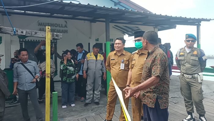 Wali Kota Balikpapan H Rahmad Mas'ud meninjau lokasi kebakaran di RT 9 Kelurahan Klandasan Ulu Kecamatan Balikpapan Kota, pada hari Senin (18/3/2024). Foto: BorneoFlash/Niken Sulastri