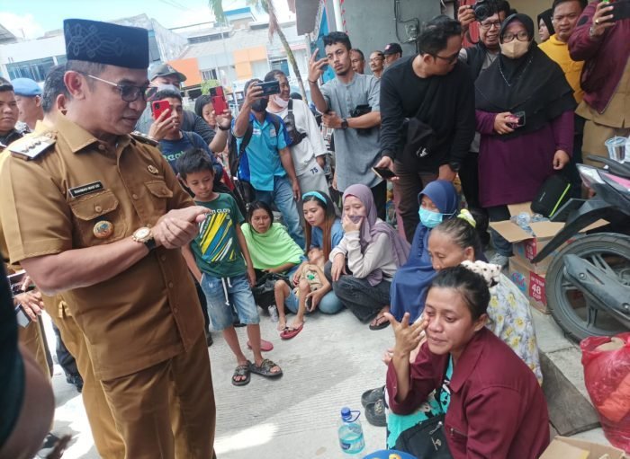 Wali Kota Balikpapan H Rahmad Mas'ud saat menerima keluhan warga RT 9 Kelurahan Klandasan Ulu Kecamatan Balikpapan Kota, pada hari Senin (18/3/2024). Foto: BorneoFlash/Niken Sulastri
